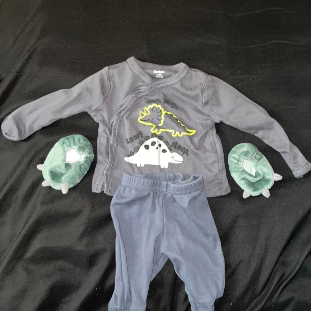 Cute little set matching shirt and pants and cute dinosaur feet.